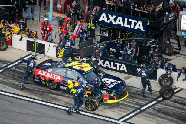 Trump bolsters image at Daytona 500