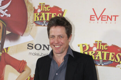 Hugh Grant criticizes Heathrow immigration officer