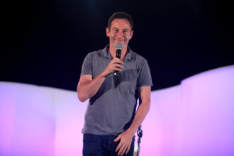 Jason Isaacs' emotional goodbye in 'The White Lotus' season 3 finale