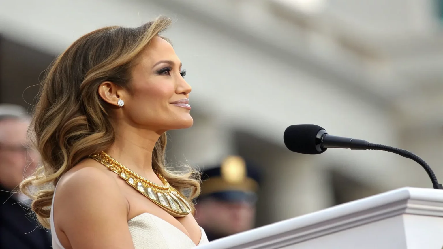 jennifer lopez sparks buzz necklace