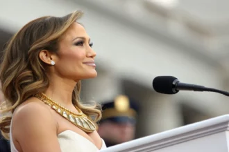 jennifer lopez sparks buzz necklace