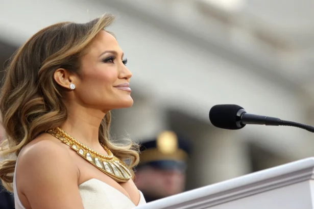 jennifer lopez sparks buzz necklace